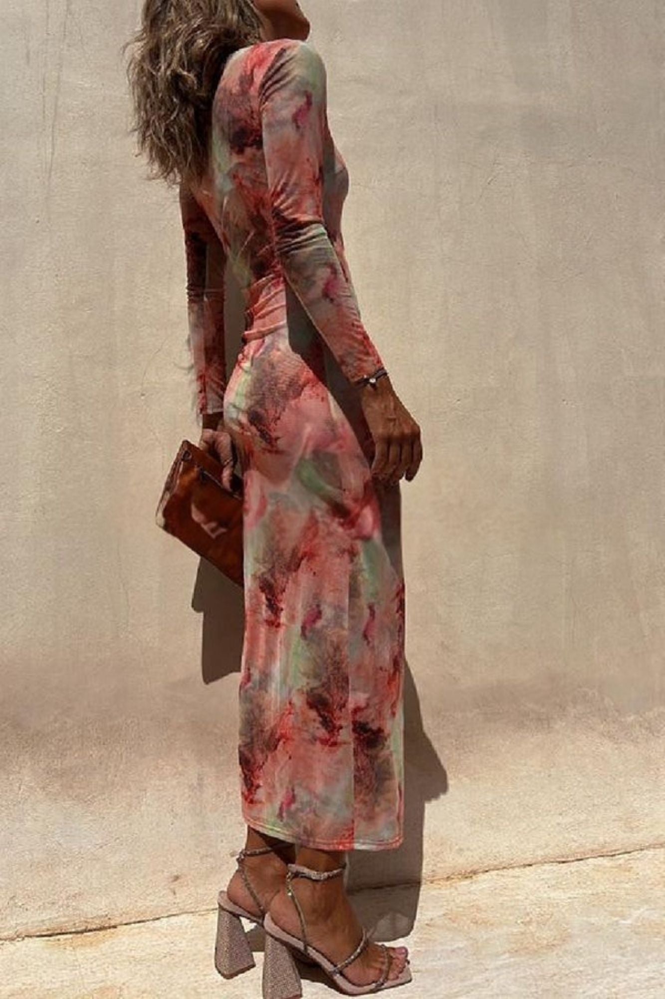 Urokliwa Dama – Siateczkowa Sukienka Midi Tie-Dye