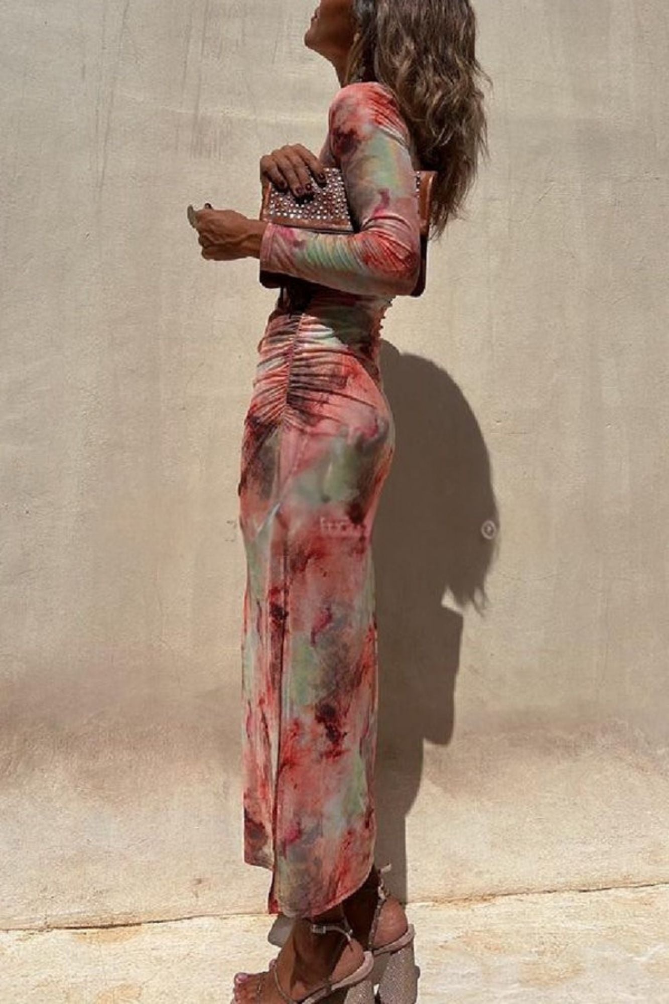 Urokliwa Dama – Siateczkowa Sukienka Midi Tie-Dye