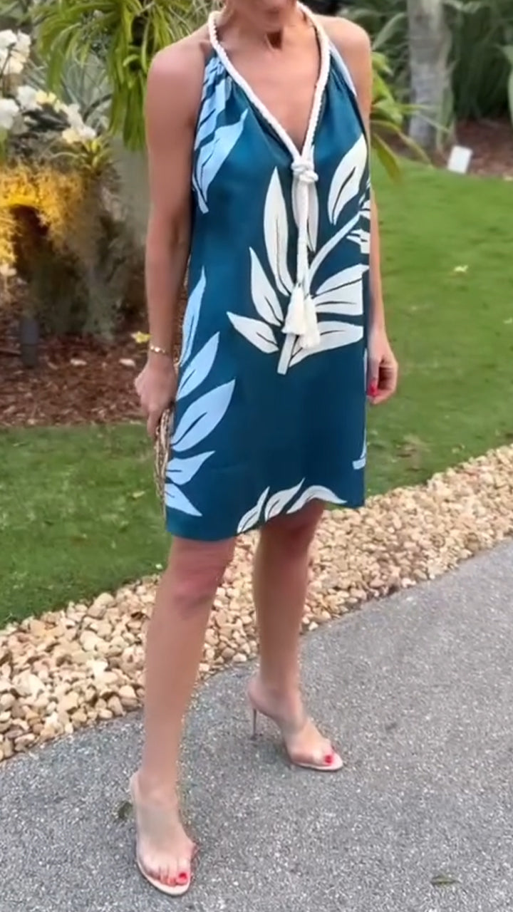 Damska sukienka na co dzień z eleganckim dekoltem w serek i patchworkowym nadrukiem