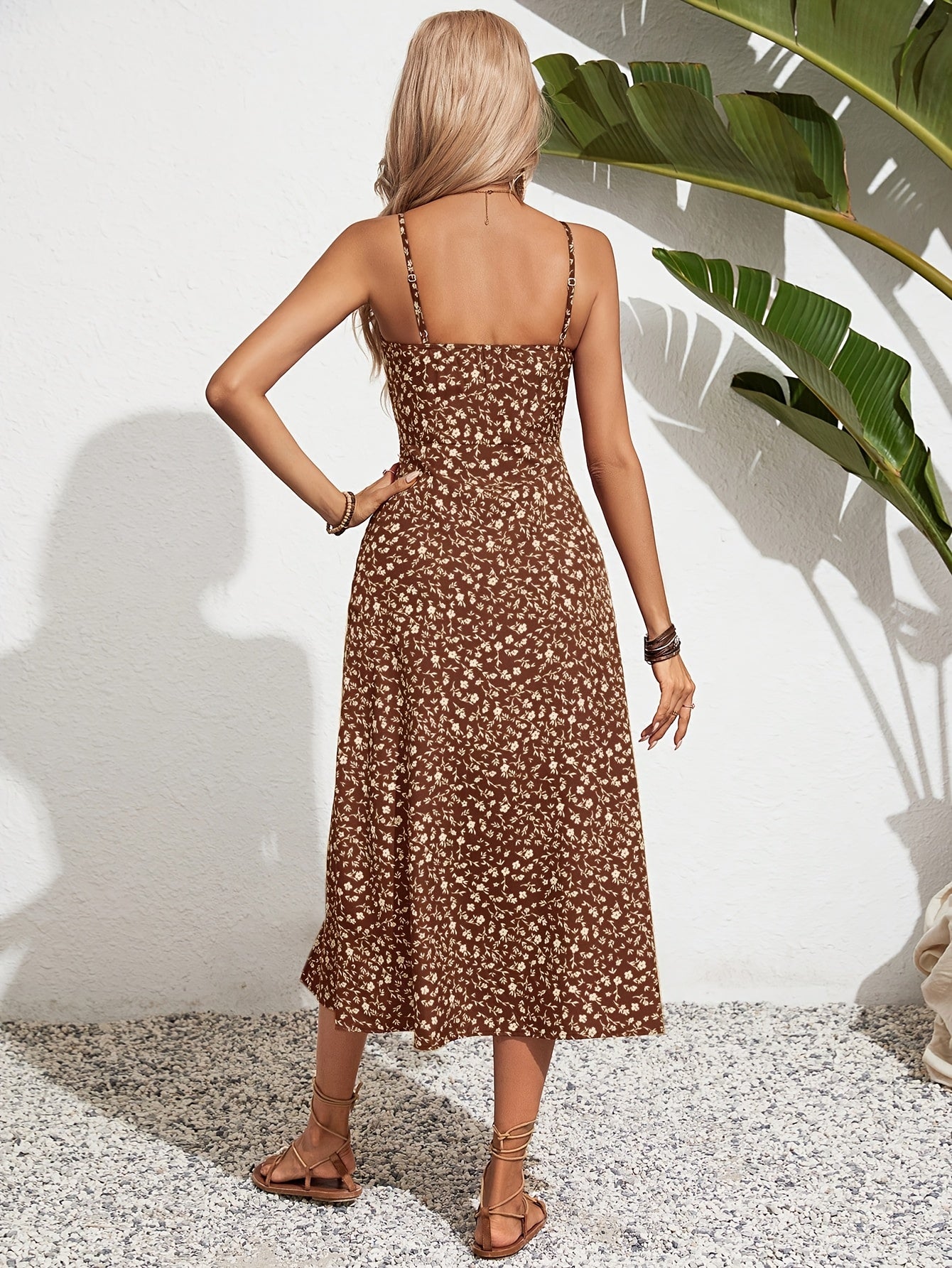 Klaudia – czarno-biała sukienka w kwiaty z odkrytymi ramionami