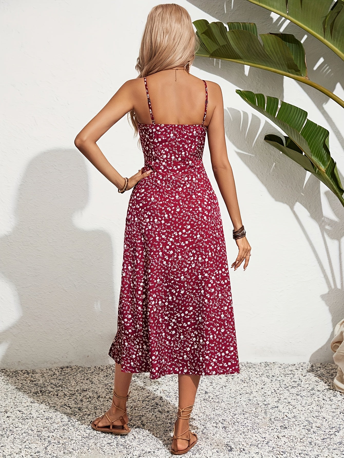 Klaudia – czarno-biała sukienka w kwiaty z odkrytymi ramionami