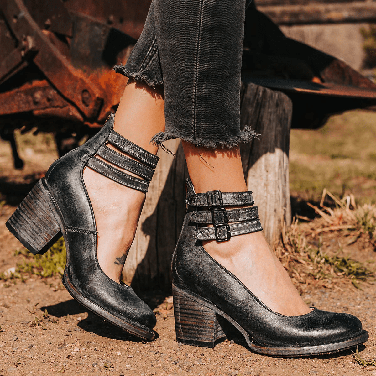 Buty na obcasie Jadara z potrójną klamrą