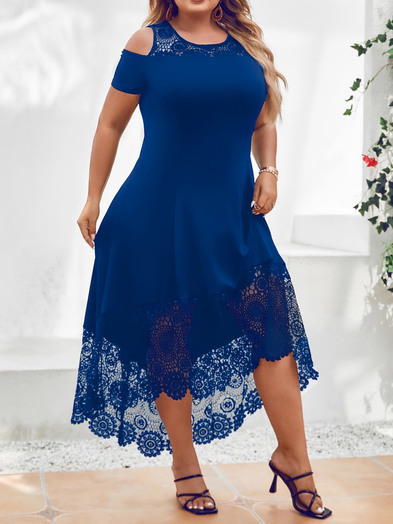 Sukienka Karolina plus size z odkrytymi ramionami, elegancka