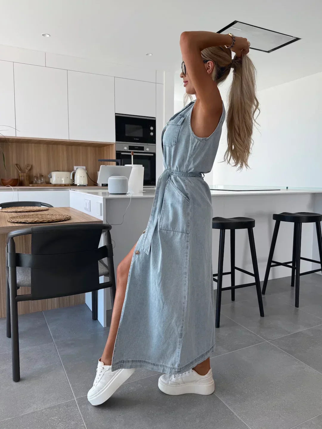 Sanne | Długa sukienka jeansowa z ponadczasową elegancją