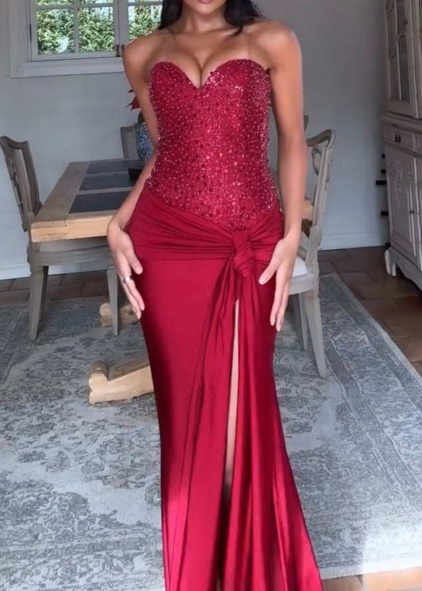 Elegancka, satynowa sukienka typu sling z odkrytymi plecami, dopasowana do sylwetki