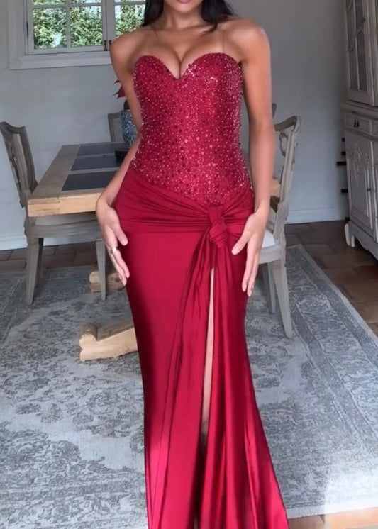Elegancka, satynowa sukienka typu sling z odkrytymi plecami, dopasowana do sylwetki