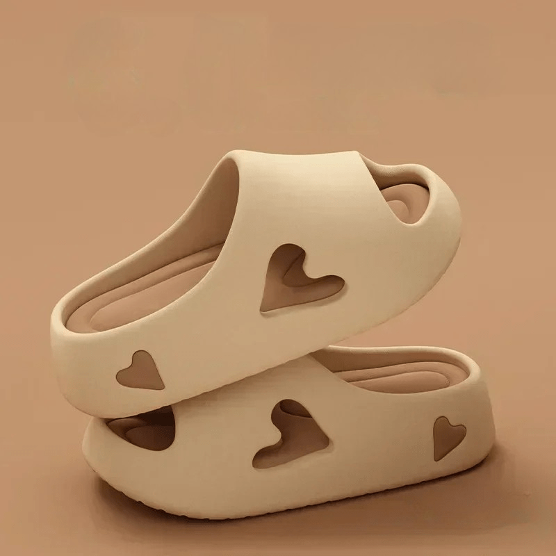 Klapki Puffluv z wycięciem w kształcie serca Cloud