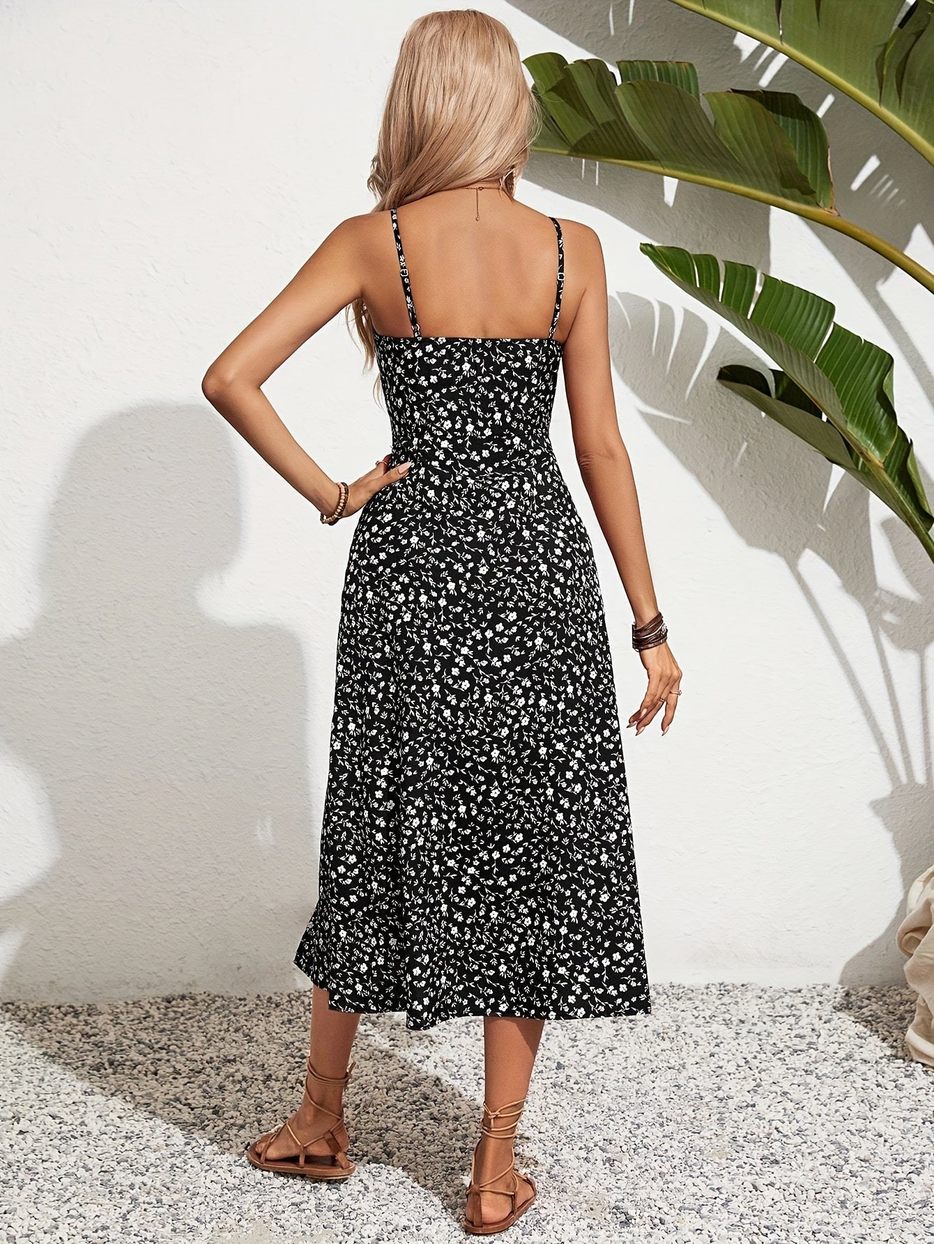 Klaudia – czarno-biała sukienka w kwiaty z odkrytymi ramionami