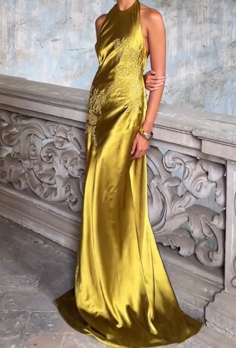 Elegancka, satynowa, haftowana sukienka z pasem
