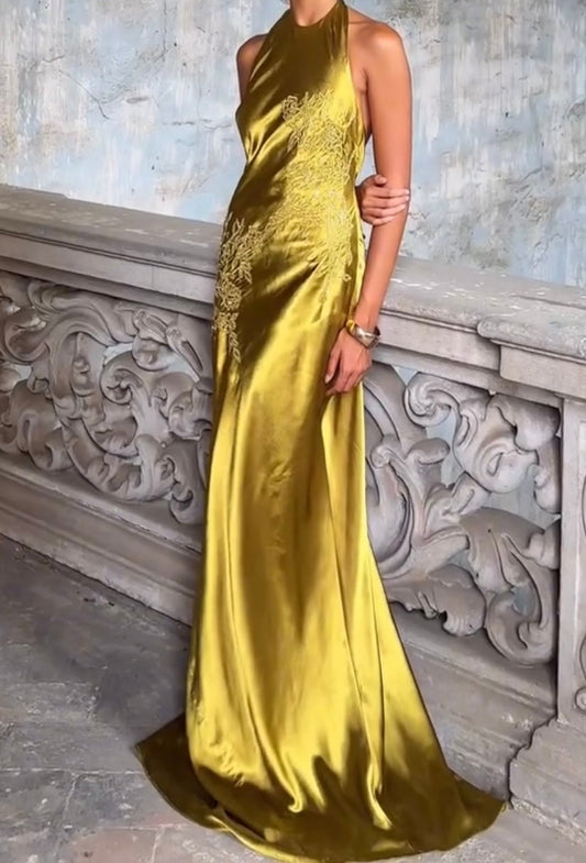 Elegancka, satynowa, haftowana sukienka z pasem