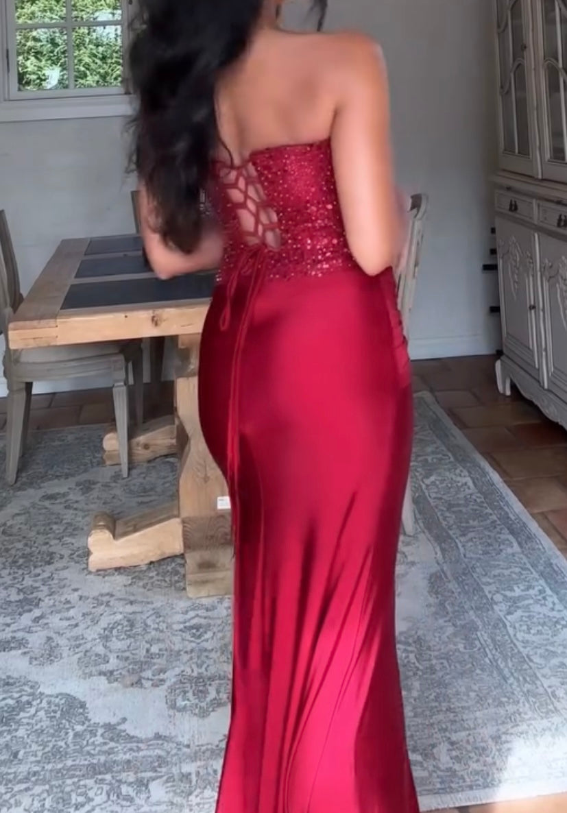 Elegancka, satynowa sukienka typu sling z odkrytymi plecami, dopasowana do sylwetki