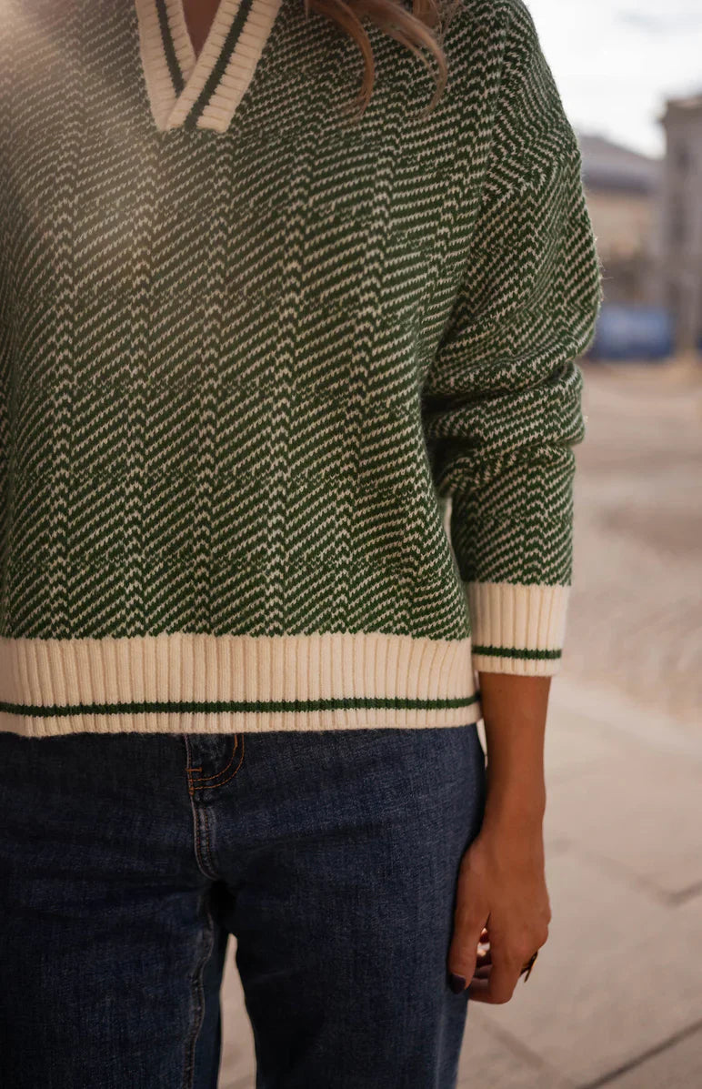 EMILIA™ | ZIELONY SWETER Z DEKOLTEM W SEREK