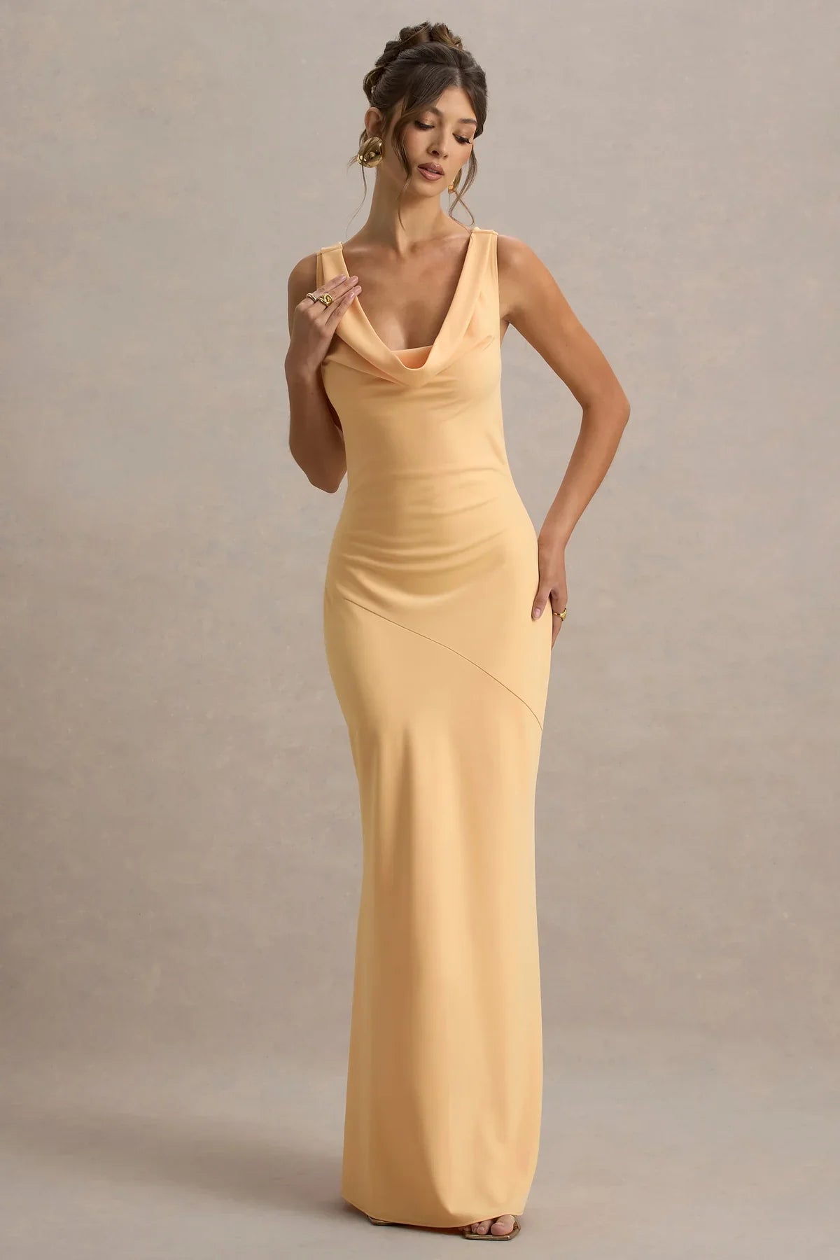 Sukienka maxi Hannah Satin z dekoltem w stylu wodospadu