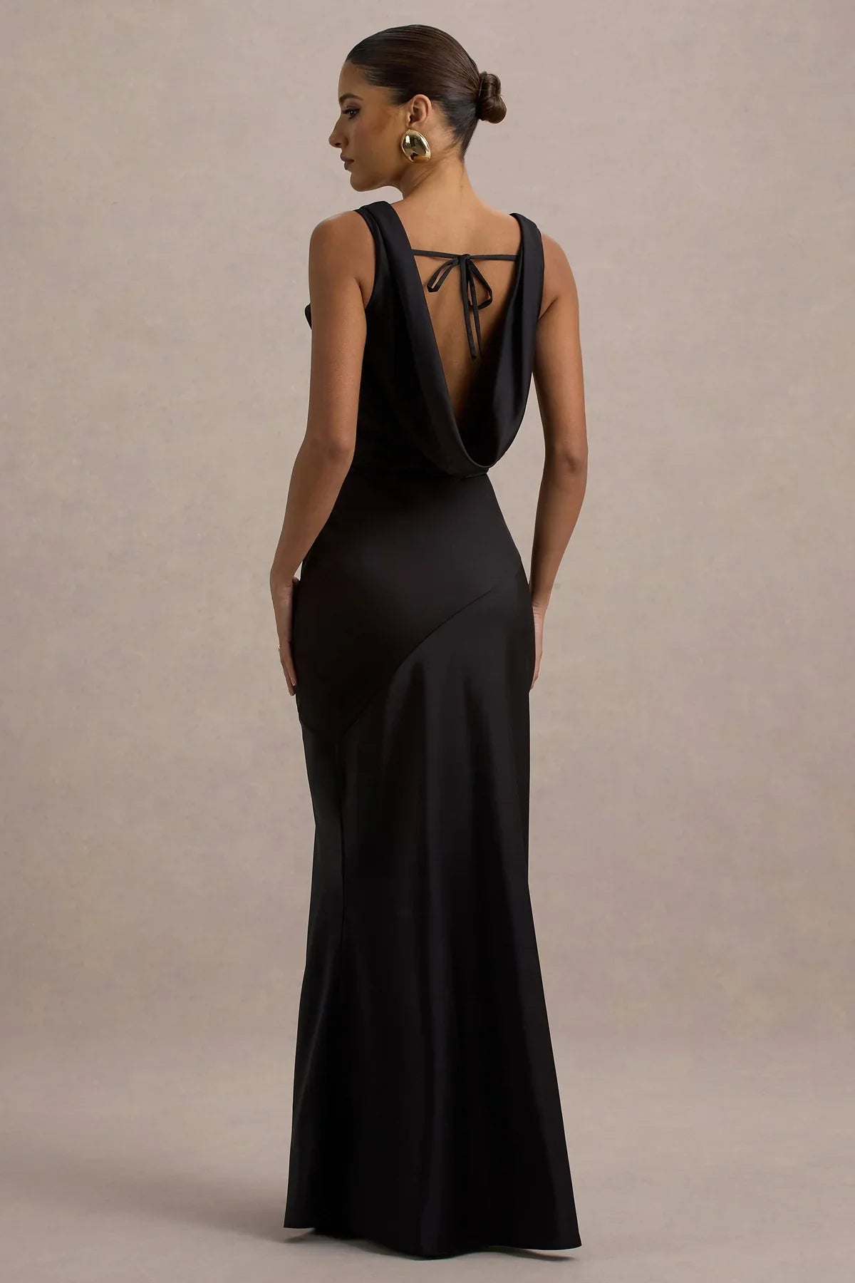 Sukienka maxi Hannah Satin z dekoltem w stylu wodospadu