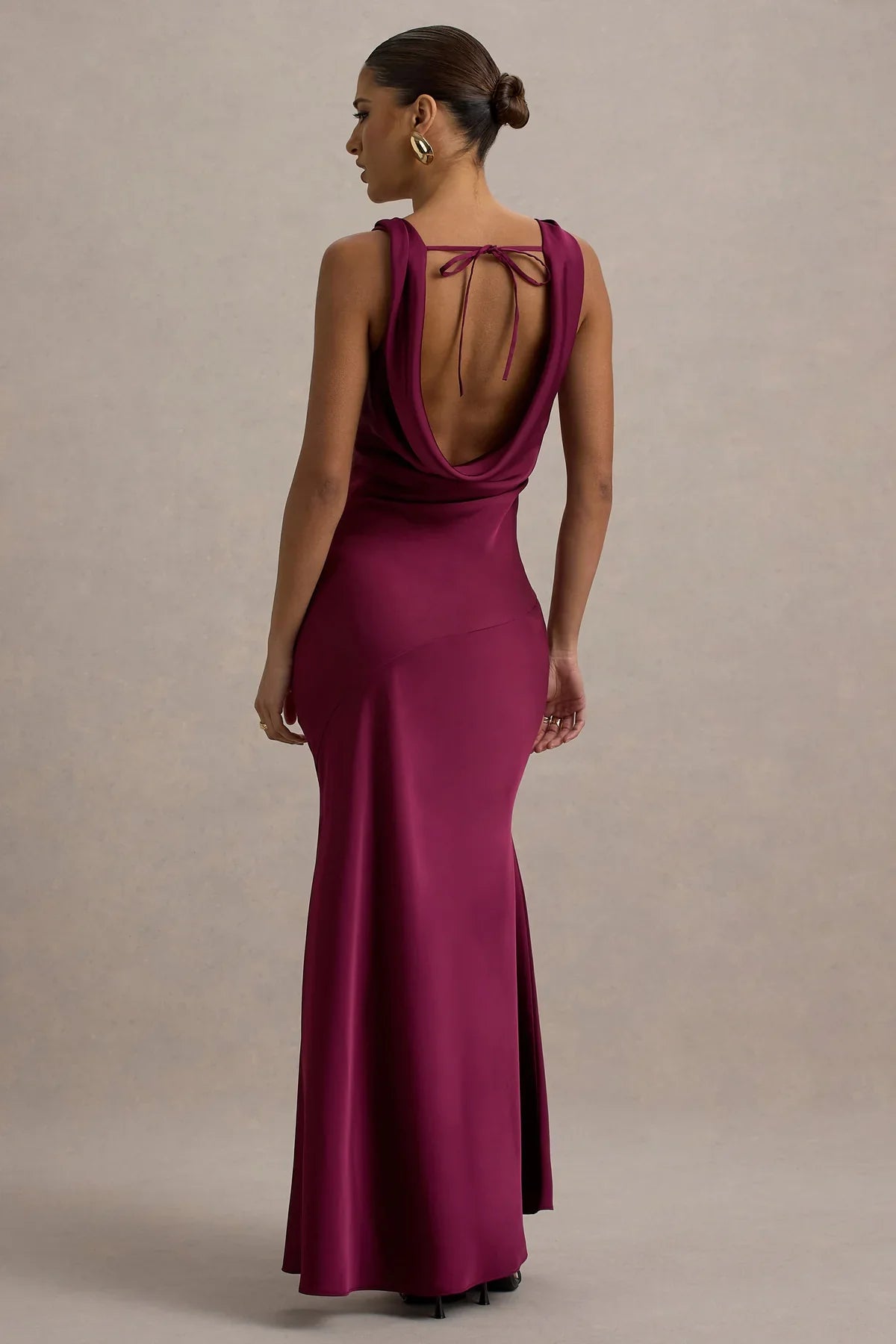 Sukienka maxi Hannah Satin z dekoltem w stylu wodospadu