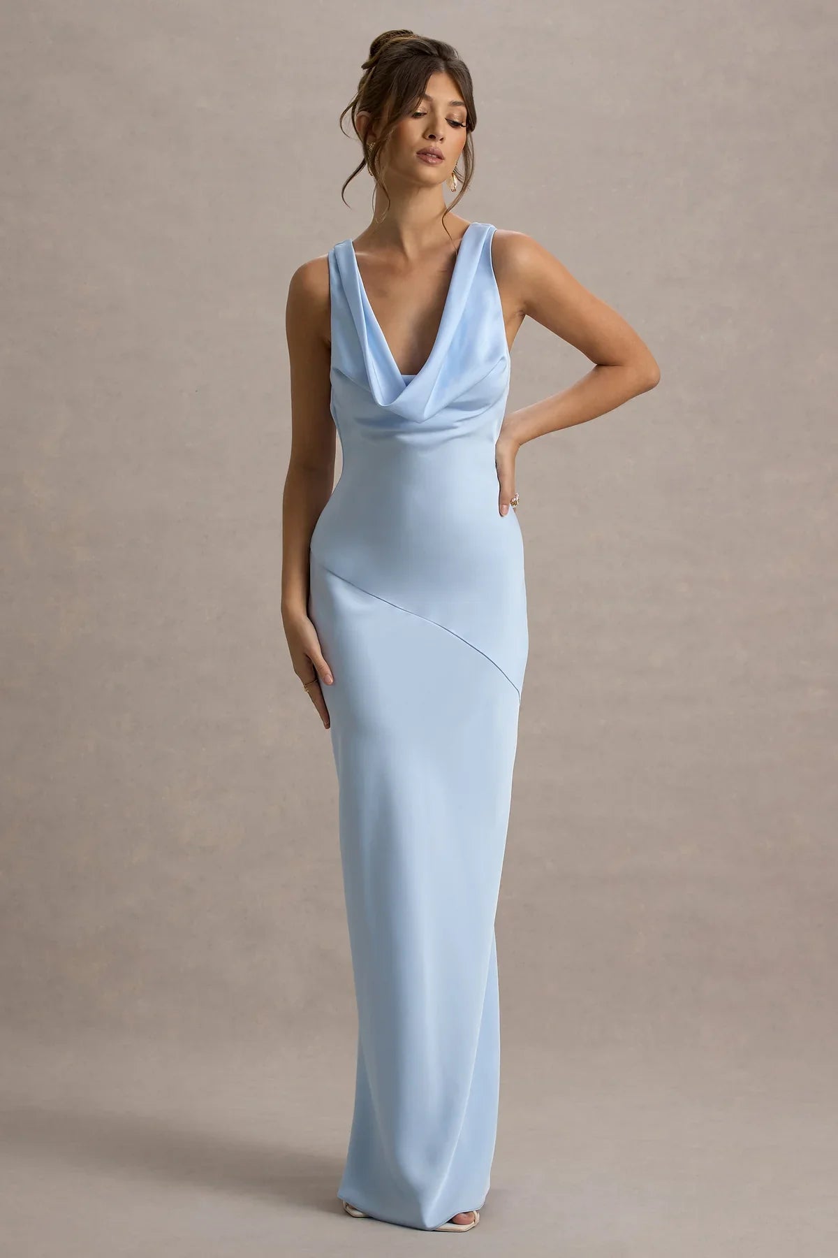 Sukienka maxi Hannah Satin z dekoltem w stylu wodospadu