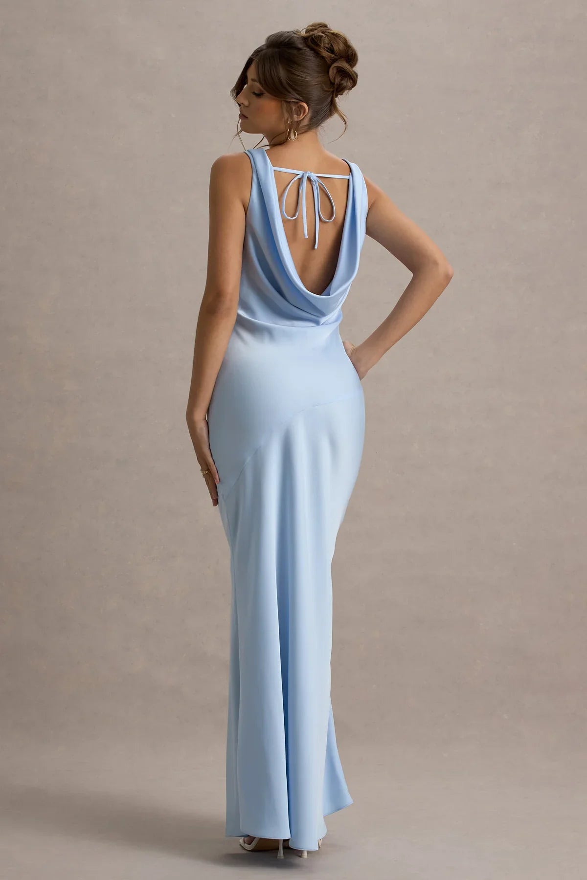Sukienka maxi Hannah Satin z dekoltem w stylu wodospadu
