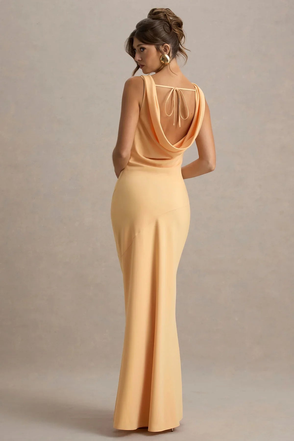 Sukienka maxi Hannah Satin z dekoltem w stylu wodospadu