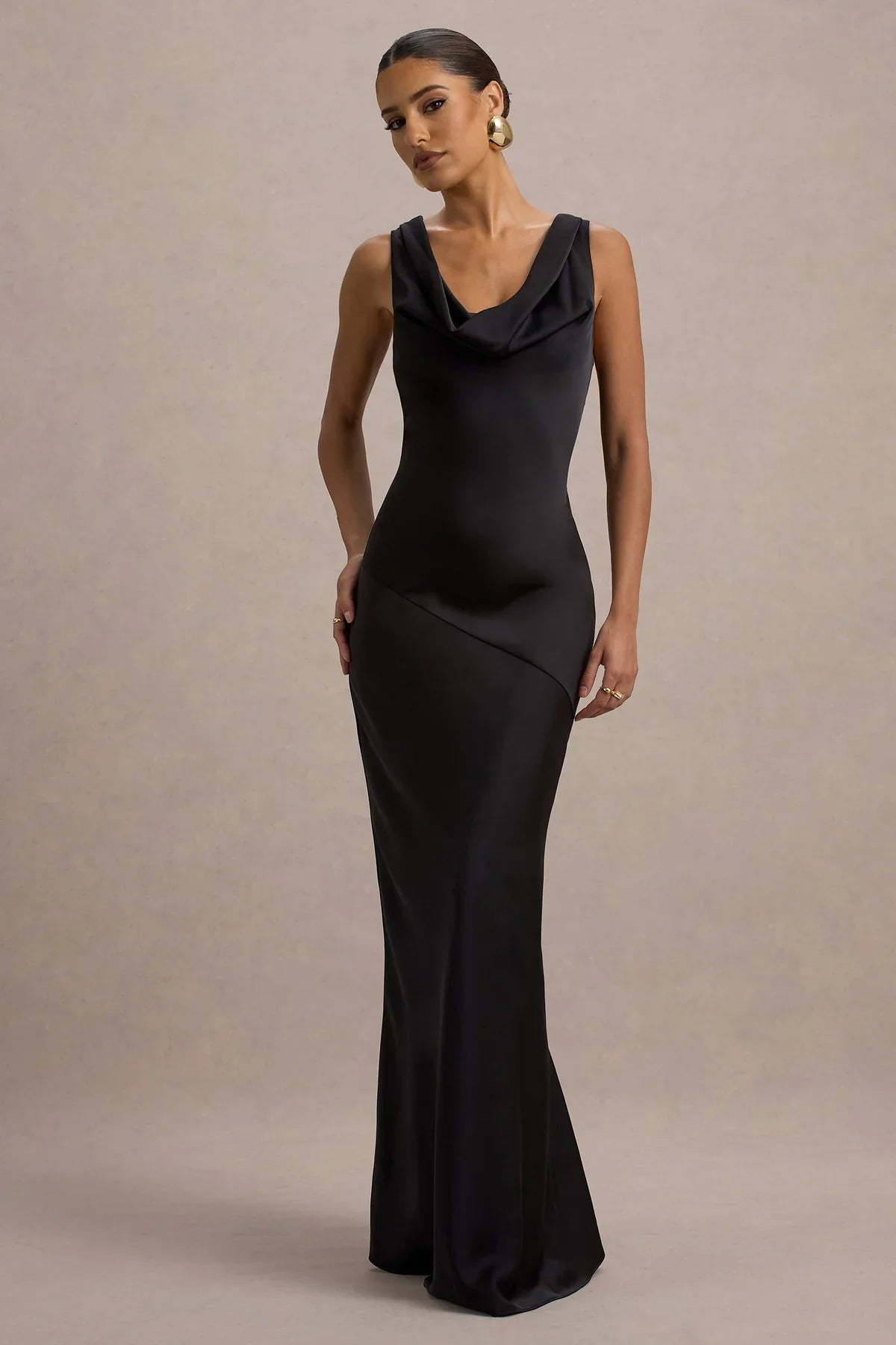 Sukienka maxi Hannah Satin z dekoltem w stylu wodospadu