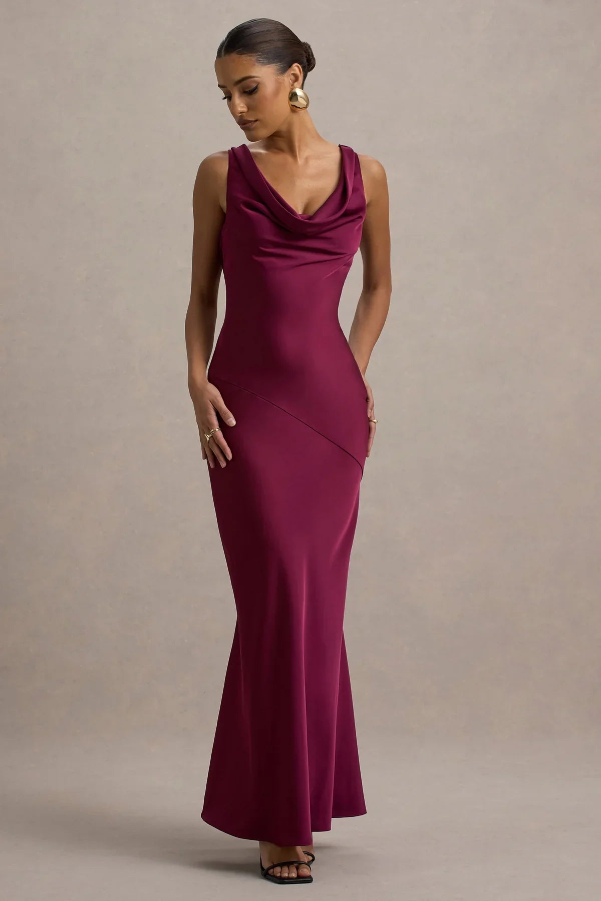 Sukienka maxi Hannah Satin z dekoltem w stylu wodospadu