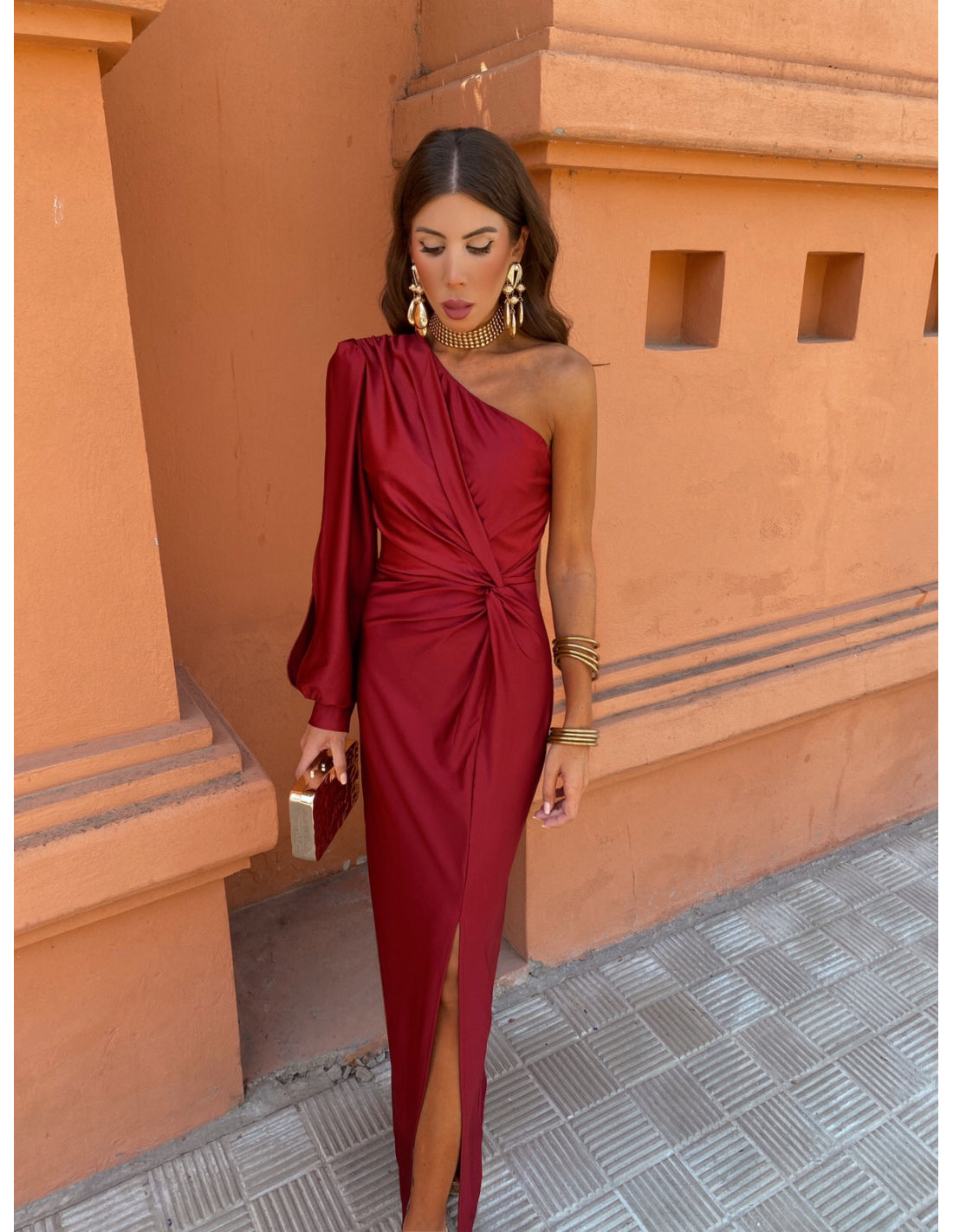 Katarzyna – Elegancka sukienka maxi z jednym rękawem