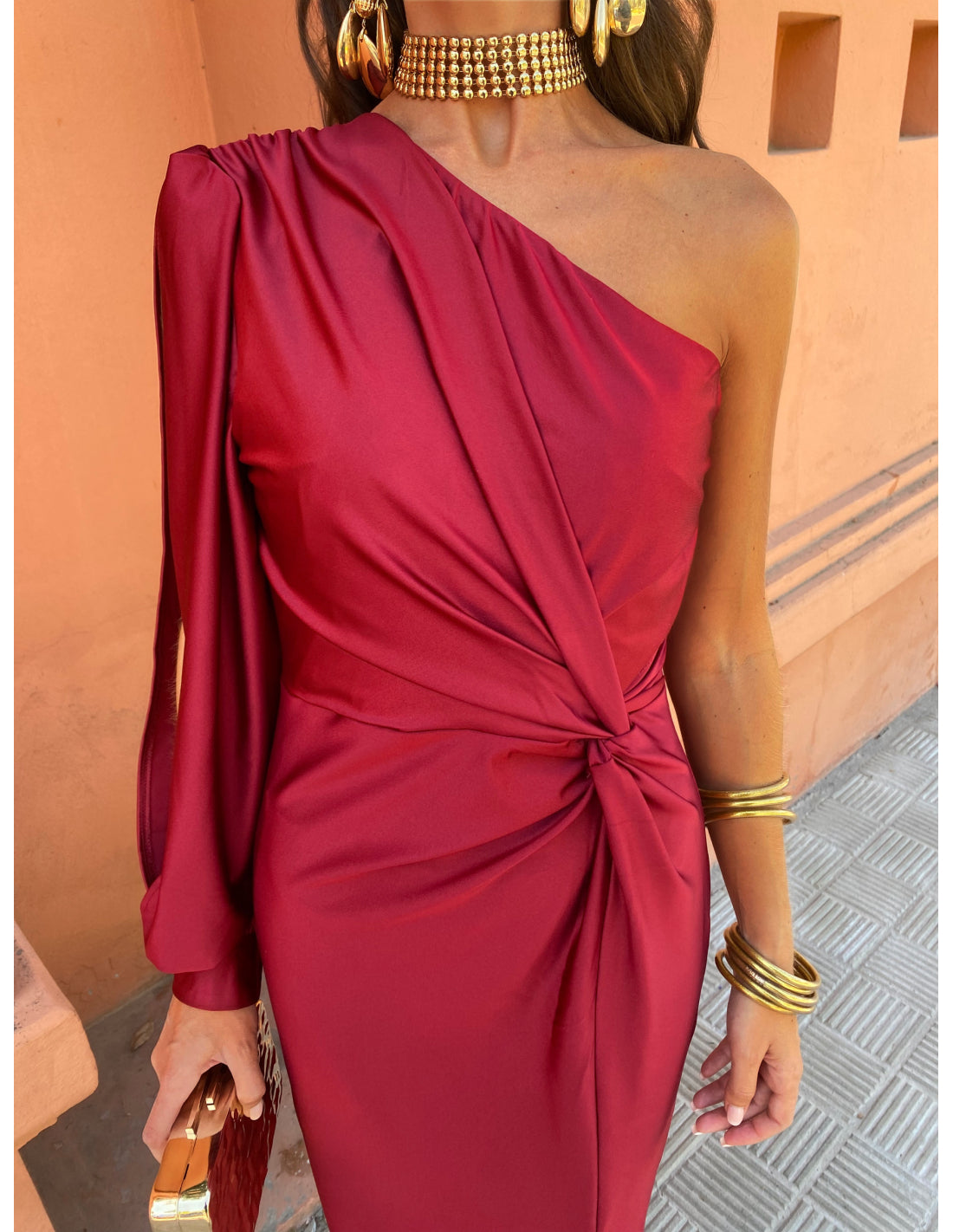 Katarzyna – Elegancka sukienka maxi z jednym rękawem