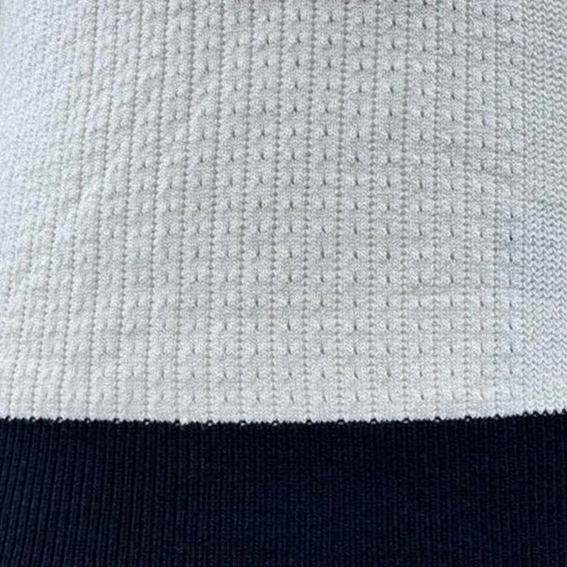 Męski casualowy sweter T-shirt w kontrastowym kolorze z krótkim rękawem i dekoltem w serek, dopasowany krój