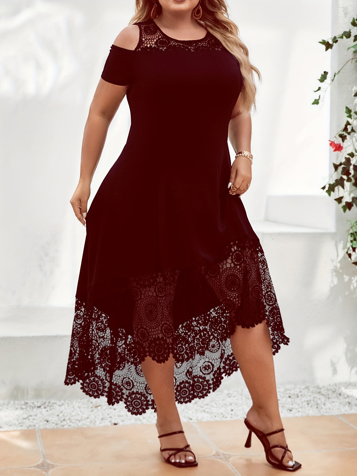 Sukienka Karolina plus size z odkrytymi ramionami, elegancka