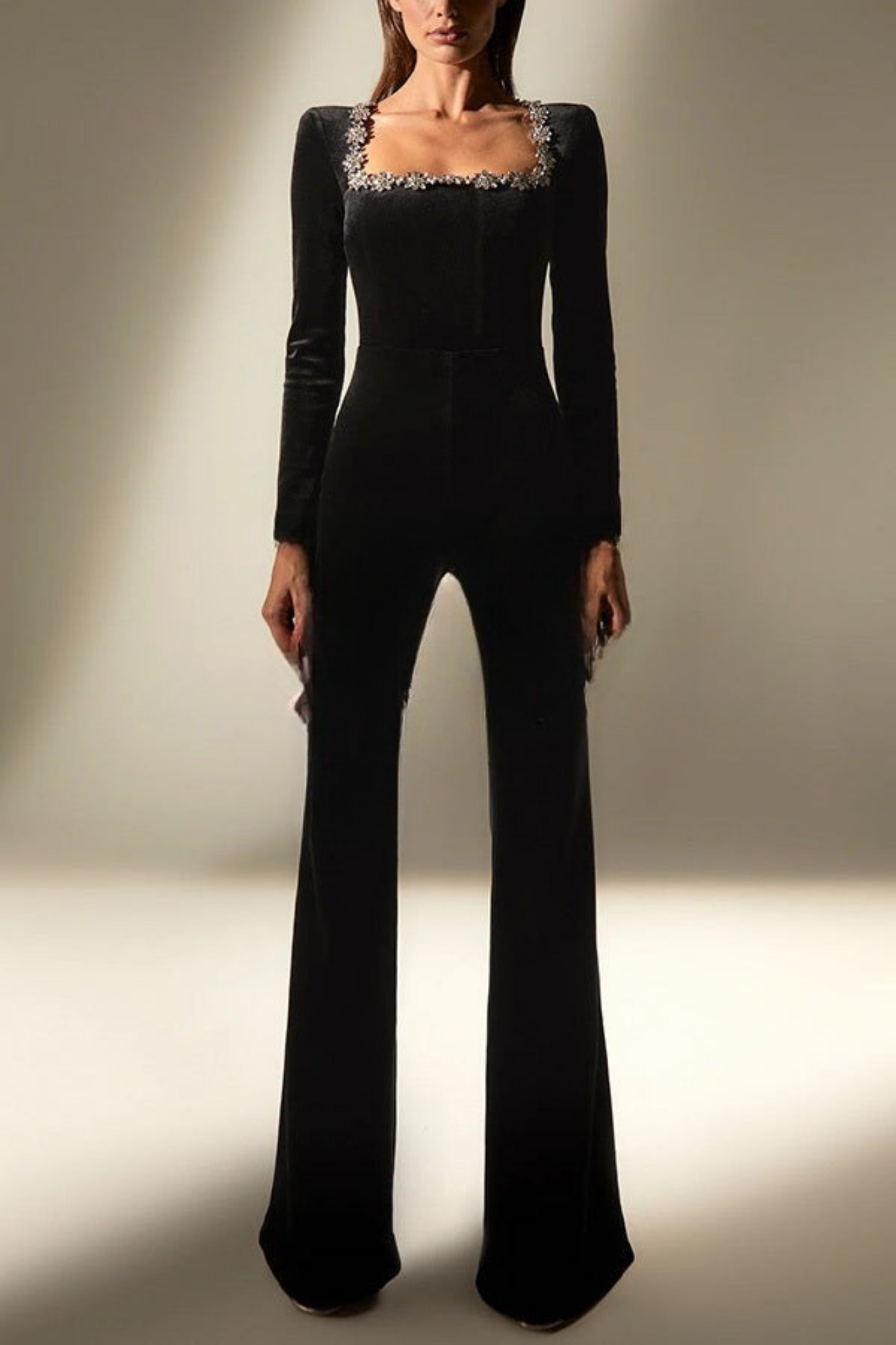 Klasyczny Urok – Aksamitny Kombinezon Z Rozszerzanymi Nogawkami