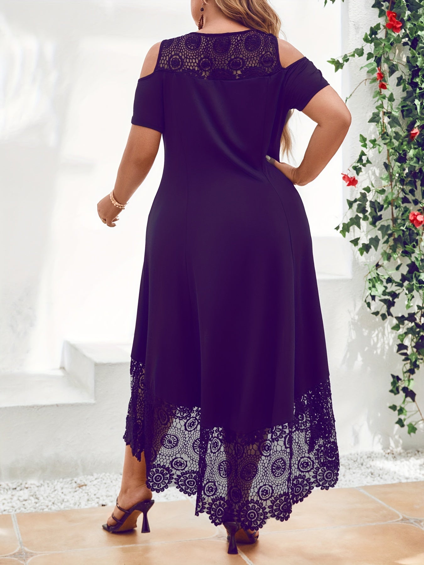 Sukienka Karolina plus size z odkrytymi ramionami, elegancka
