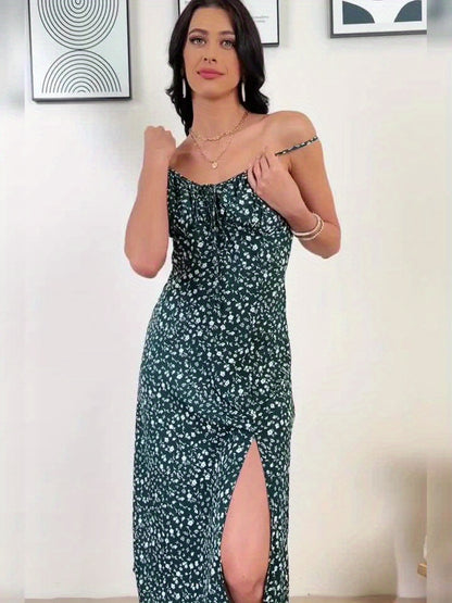 Klaudia – czarno-biała sukienka w kwiaty z odkrytymi ramionami