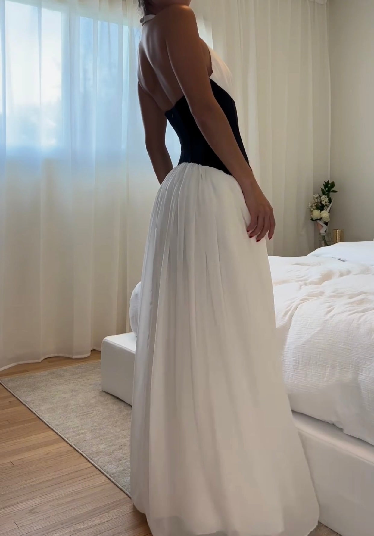 Modna, seksowna sukienka typu sling z dekoltem w serek, dopasowana kolorystycznie, z przeszyciami w talii