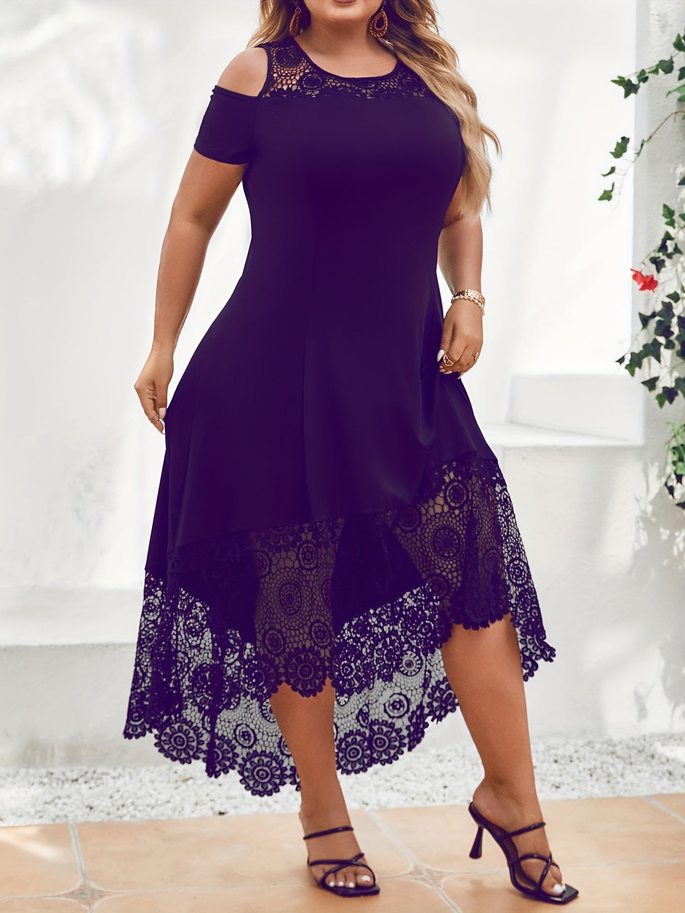 Sukienka Karolina plus size z odkrytymi ramionami, elegancka