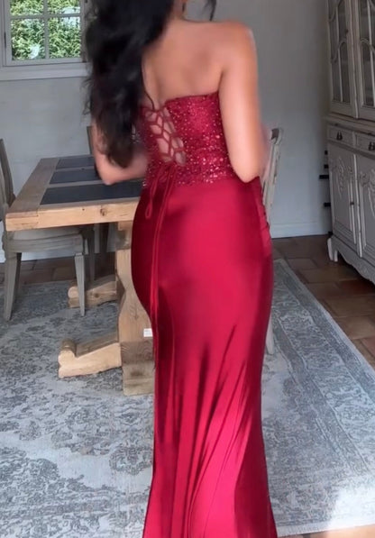 Elegancka, satynowa sukienka typu sling z odkrytymi plecami, dopasowana do sylwetki