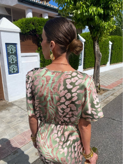 Liora | Satynowa sukienka z nadrukiem w panterkę