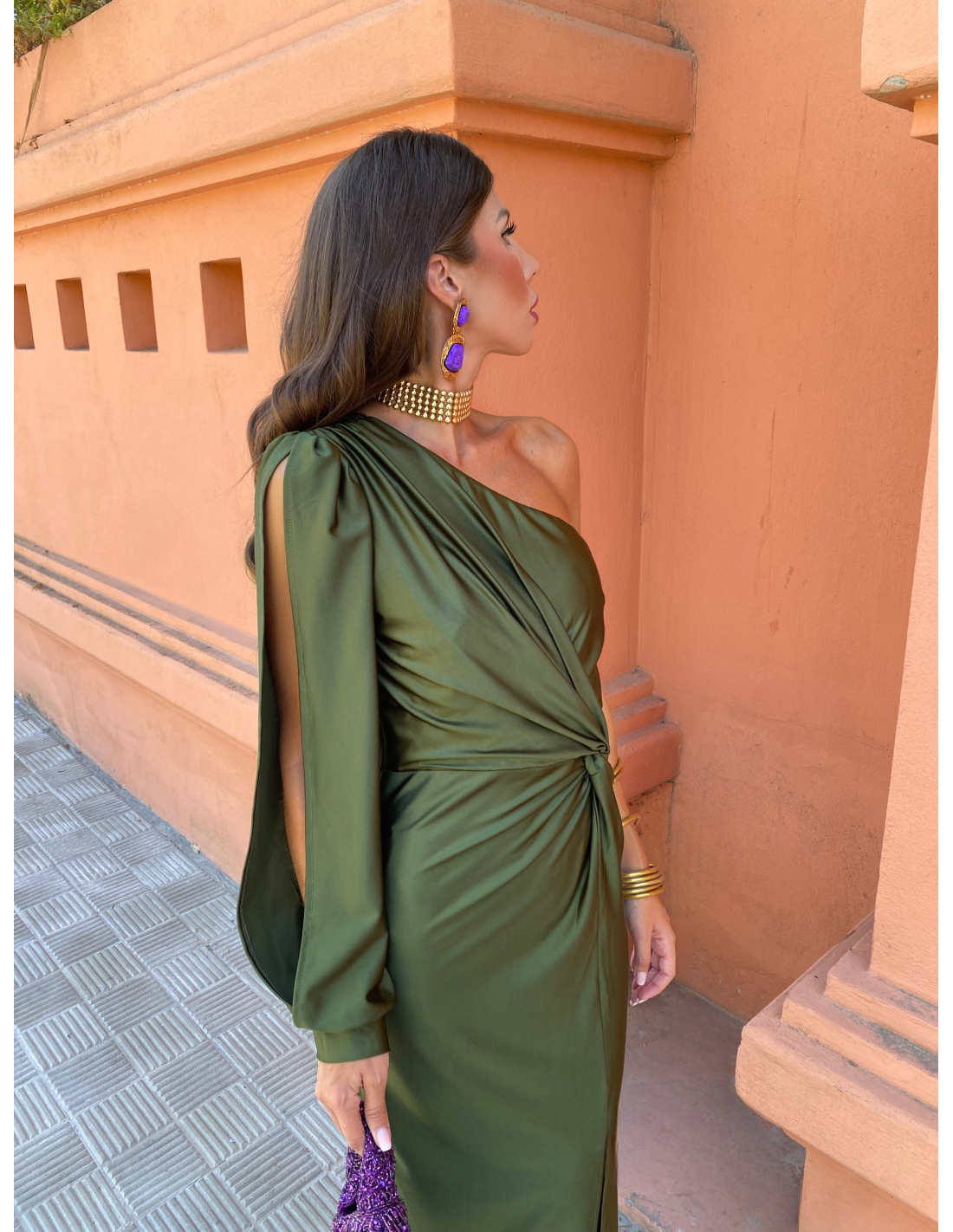 Katarzyna – Elegancka sukienka maxi z jednym rękawem