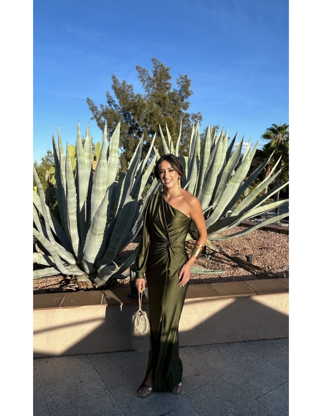 Katarzyna – Elegancka sukienka maxi z jednym rękawem